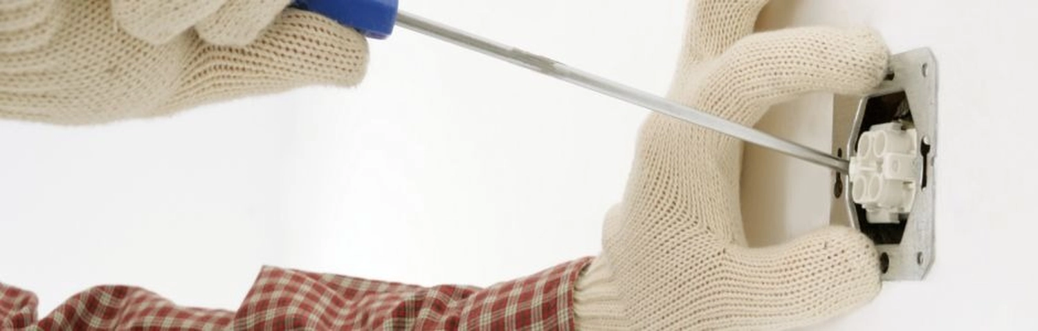 Bauer - Elektrodosensysteme GmbH - Elektriker repariert die Steckdose